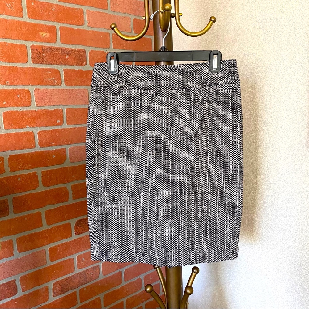 LOFT Sz 2 Black and White Tweed Pencil Skirt